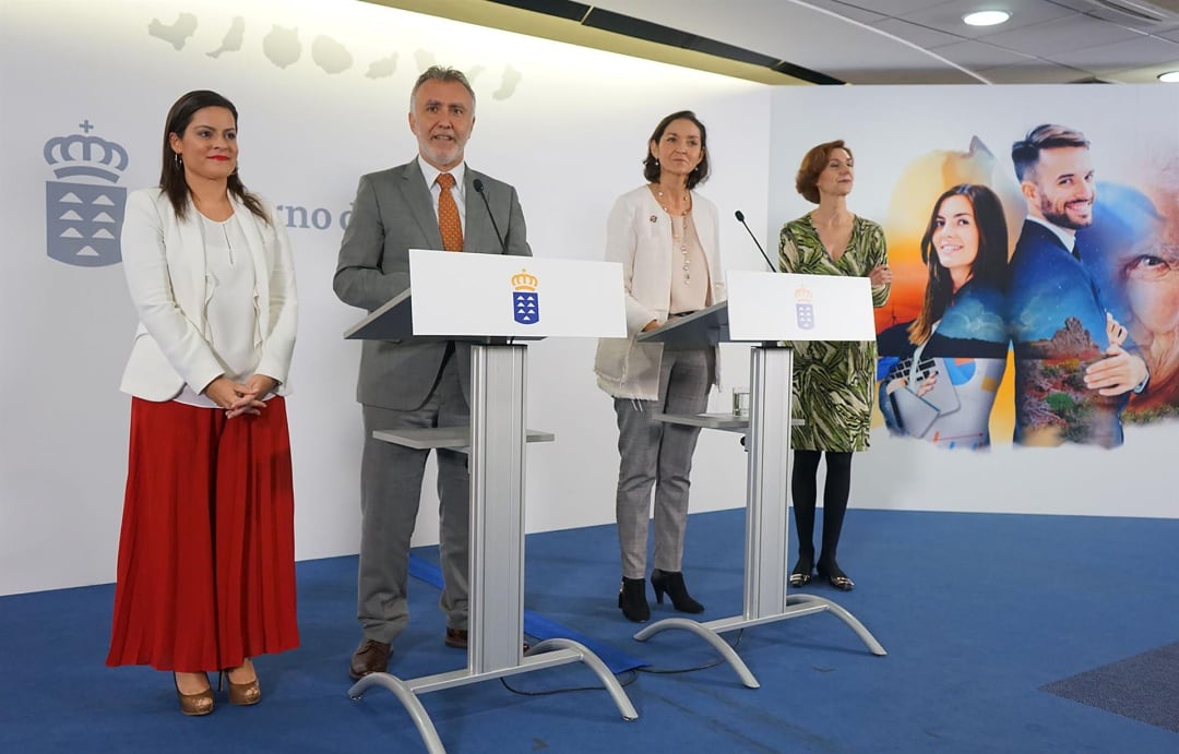 El Gobierno de Canarias y el Ejecutivo Central han escenificado hoy en Las Palmas de Gran Canaria la firma de la transferencia de los 15 millones de euros de apoyo como consecuencia del cierre de Thomas Cook