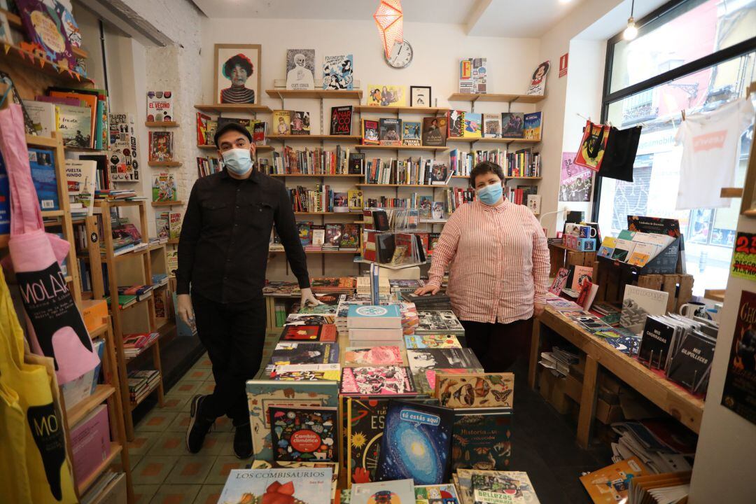 Dos jóvenes posan en la tienda de discos y libros en la que trabajan. Han lanzado un plan de bonos con los que poder comprar ahora y recoger en la tienda cuando esta vuelva a estar activa