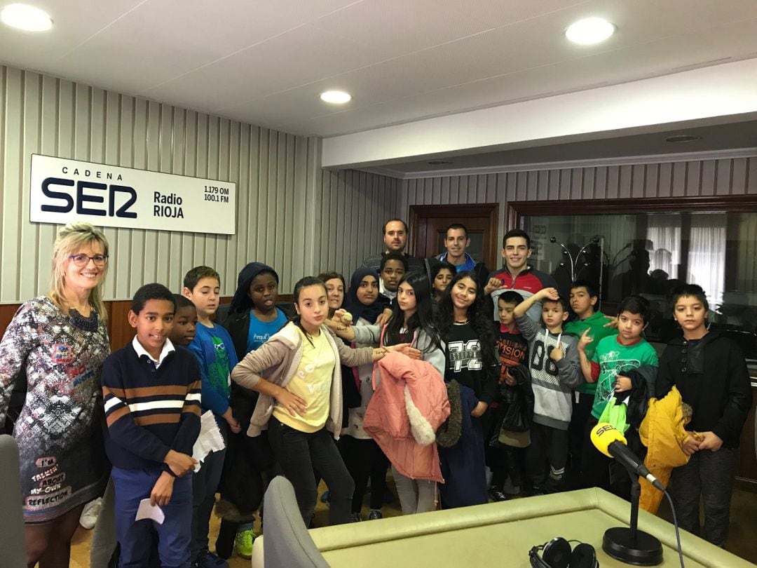 Los alumnos y profesores del Colegio San Francisco en los estudios de Radio Rioja Cadena SER. 