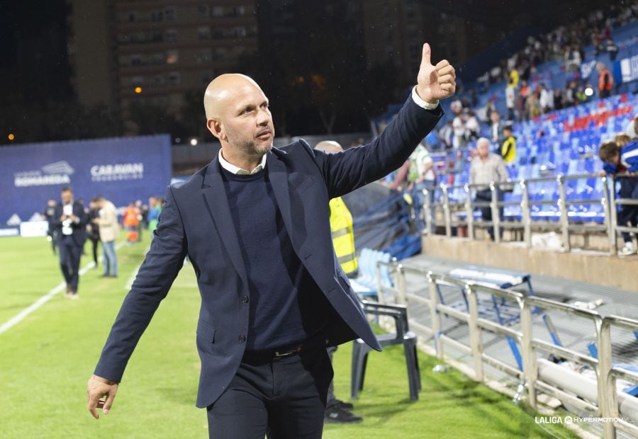 José Alberto saluda a la afición del Racing en La Romareda.