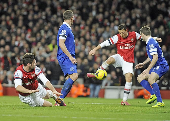 Özil controla la pelota en el partido frente al Everton