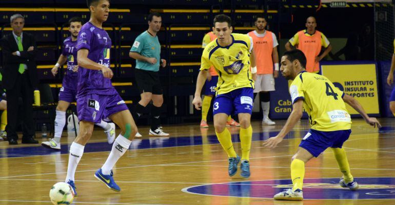 Mauricinho se disputa el balón frente a dos jugadores del Gran Canaria FS.