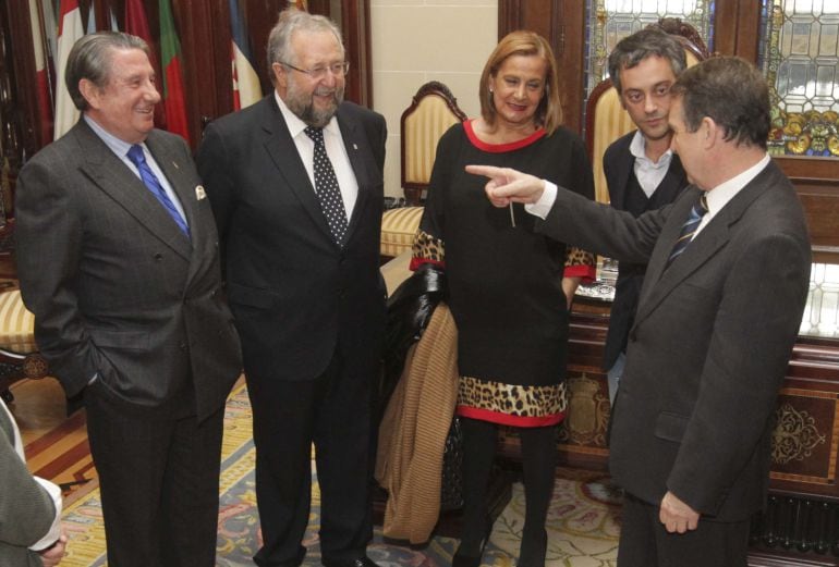 El ex alcalde de A Coruña, Paco Vázquez, a la izquierda y el alcalde de Vigo, Abel Caballero, a la derecha, junto al actual alcalde coruñés, Xulio Ferreiro y la presidenta de la Diputación, Carmela Silva.