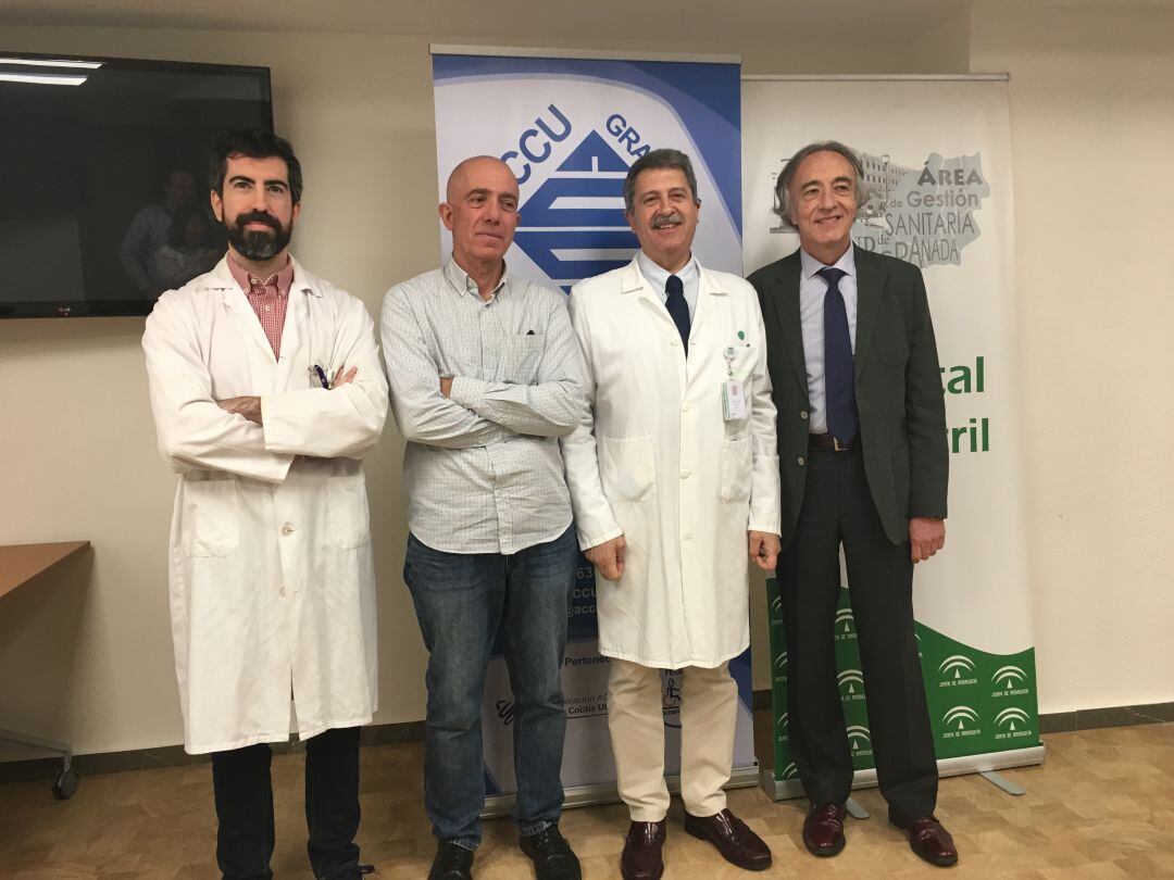 El delegado provincial de salud, Indalecio Sánchez-Montesinos junto al gerente del Área de Gestión Sanitaria Sur de Granada, Francisco Pérez y el presidente de la Asociación de Crohn y Colitis Ulcerosa, Antonio Hermoso.