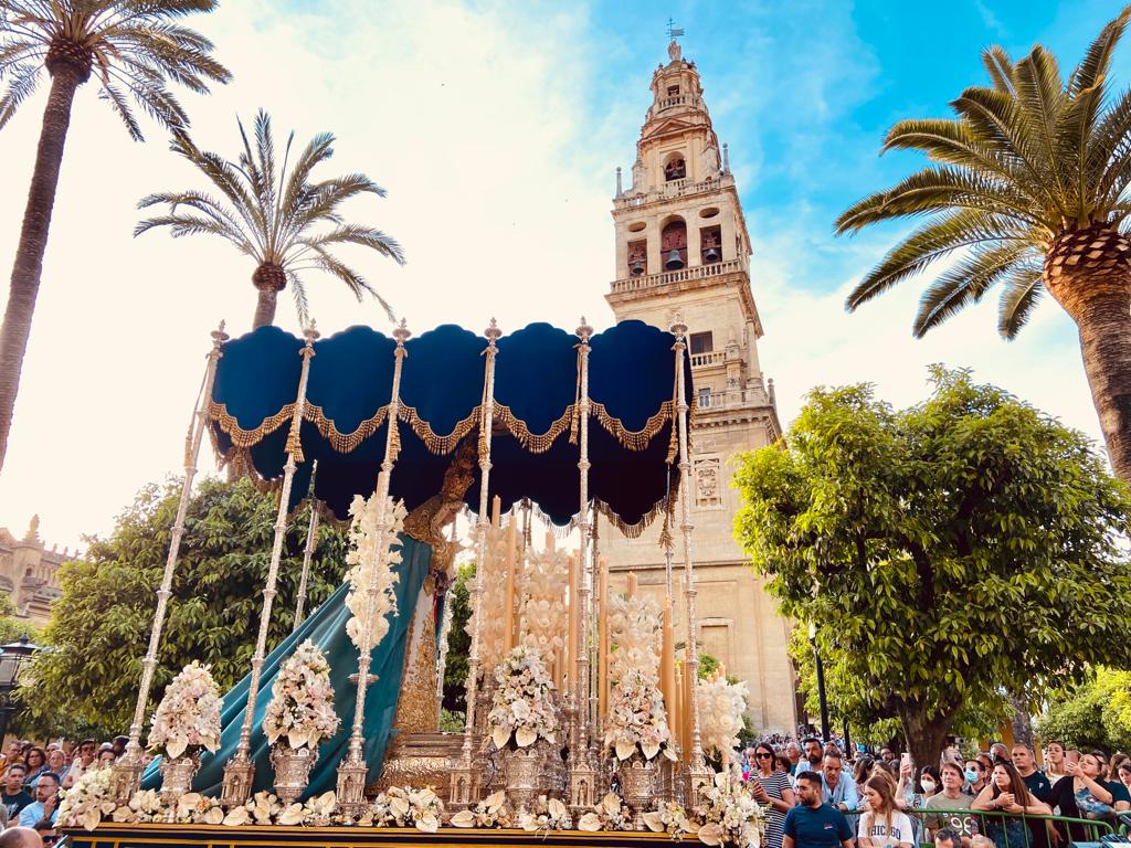 Virgen de la Estrella, en una procesión extraordinaria en Domingo de Resurrección, a su salida de la Mezquita-Catedral de Córdoba