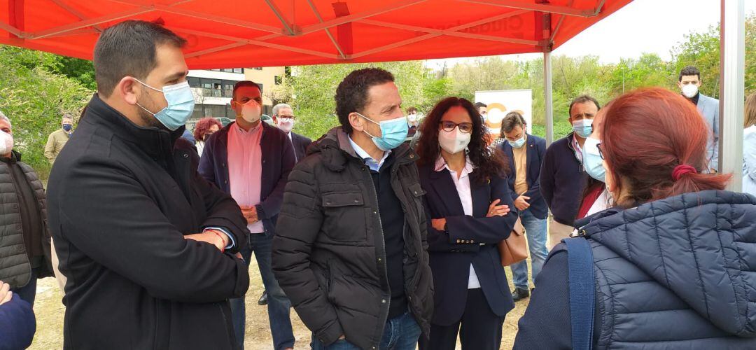 Edmundo Bal, candidato de Ciudadanos a las elecciones de la Comunidad de Madrid, junto con el alcalde de Valdemoro, Sergio Parra, hablan con miembros de COESVAL.