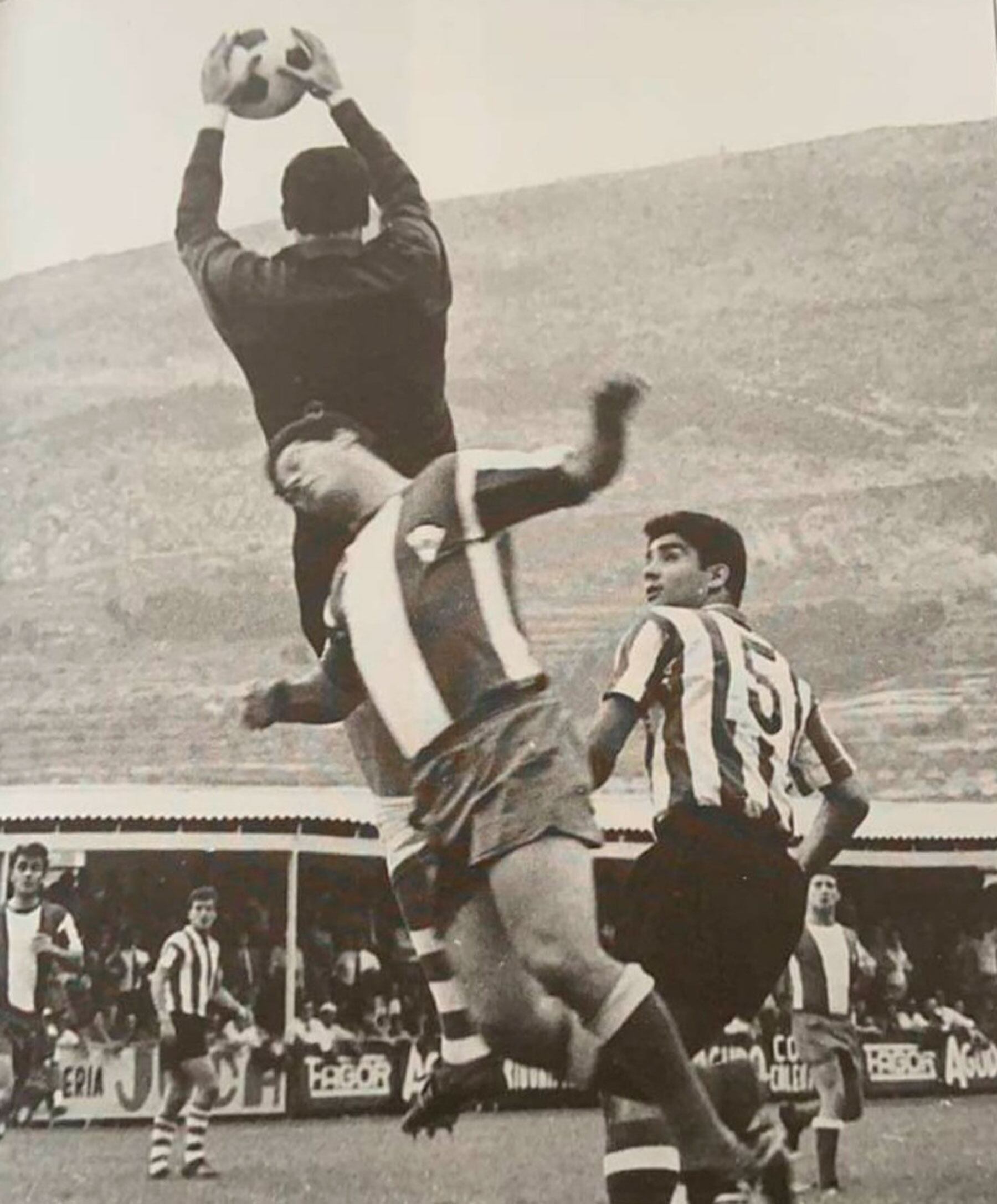 Miguel lucha por un balón frente al 'Chopo' Iribar en un partido entre el Alcoyano y el Athletic Club de Bilbao en el Collao