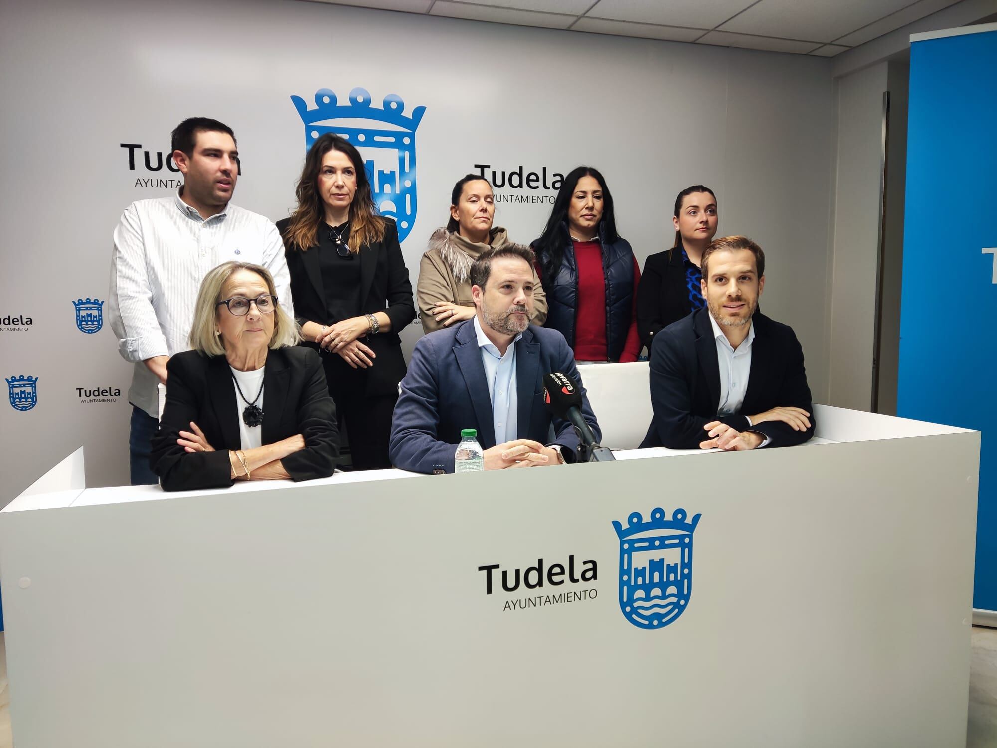 El alcalde de Tudela, Alejandro Toquero acompañado de buena parte de los concejales del equipo de gobierno de UPN