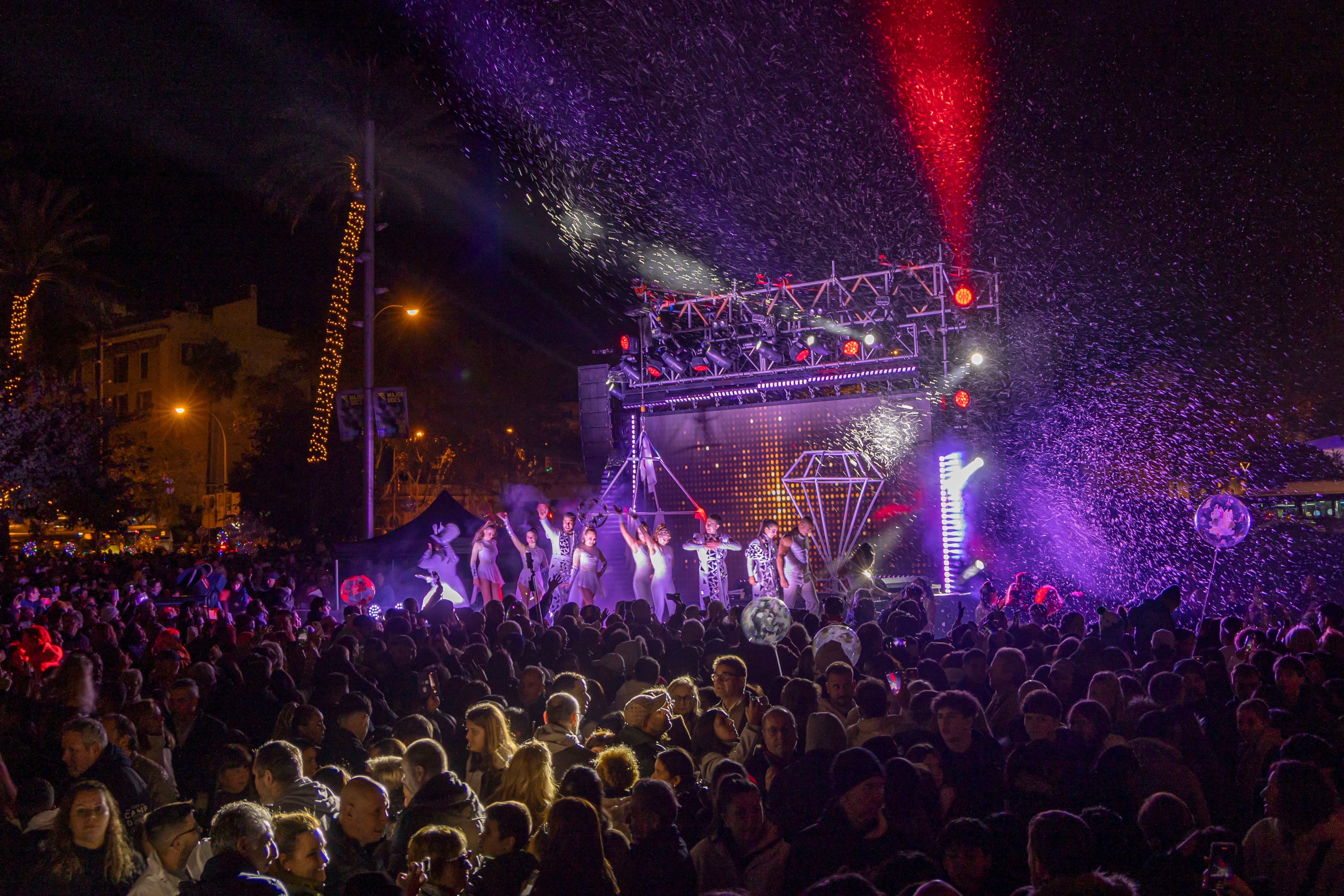 PALMA, 22/11/2025.- 15.000 personas han asistido este sábado al espectáculo visual y musical del encendido de las luces de Navidad 2025 de Palma que, por primera vez, se ha celebrado en la Plaza de España. EFE/CATI CLADERA