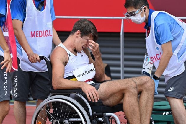 Van der Plaetsen abandonó la pista en silla de ruedas.