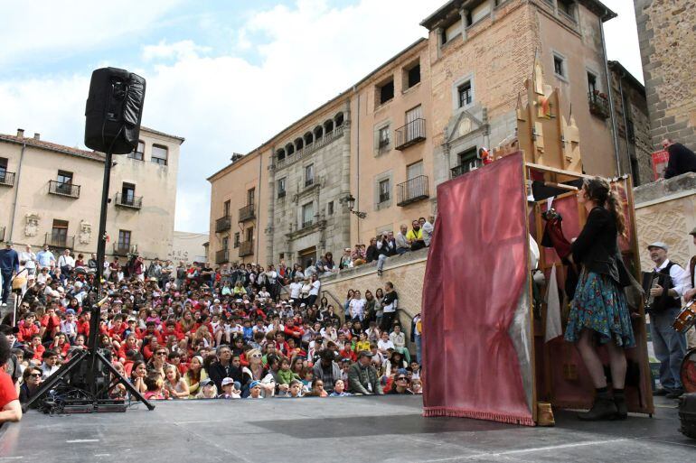 Un momento de la actuación de la Compañía El Retablillo, de David Faraco, esta mañana dentro del XXXII festival internacional de títeres Titirimundi