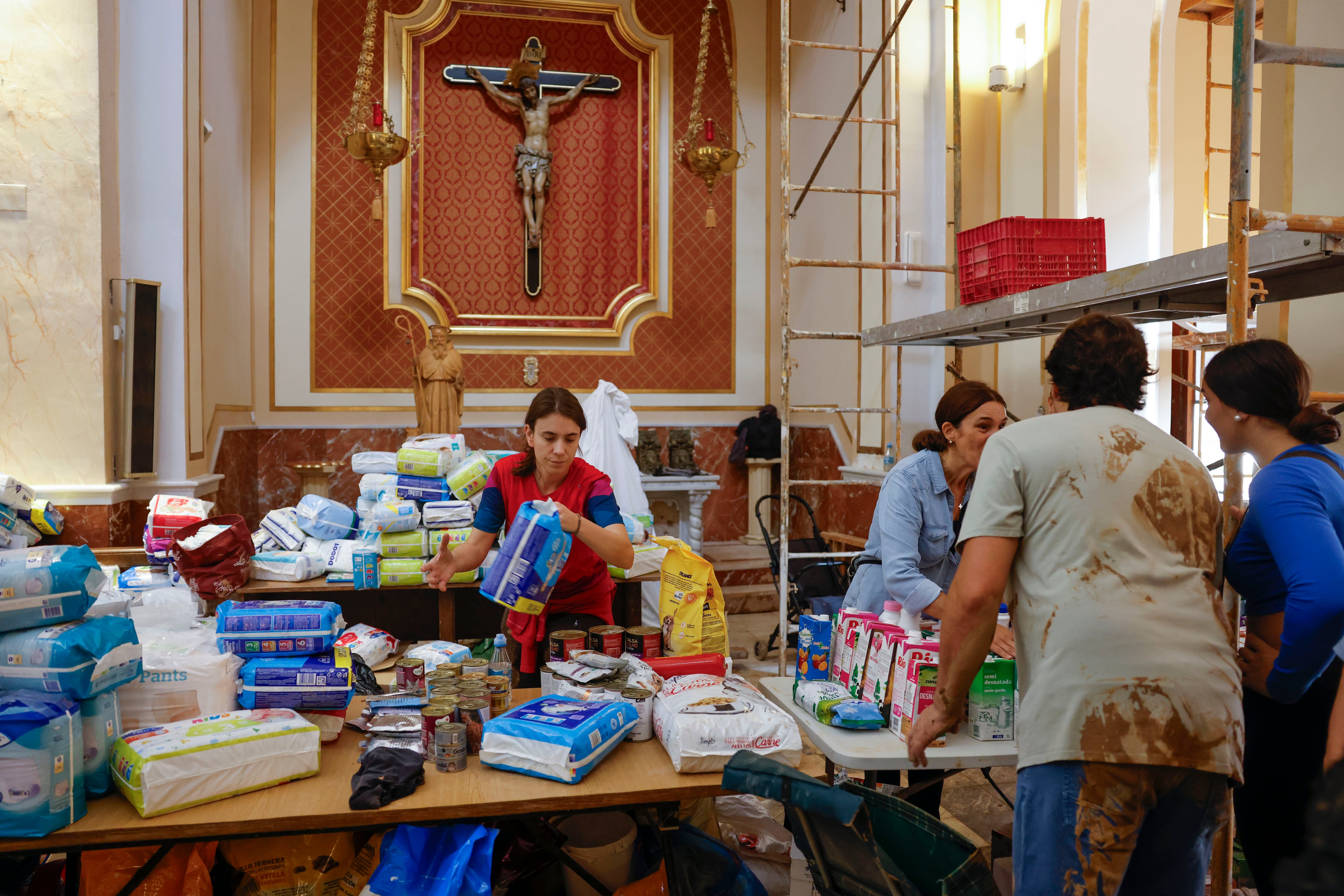 Vecinos de La Torre asisten a la Parroquia de Nuestra Señora de Gracia donde se ha instalado un punto de recogida de alimentos y productos de primera necesidad, este viernes