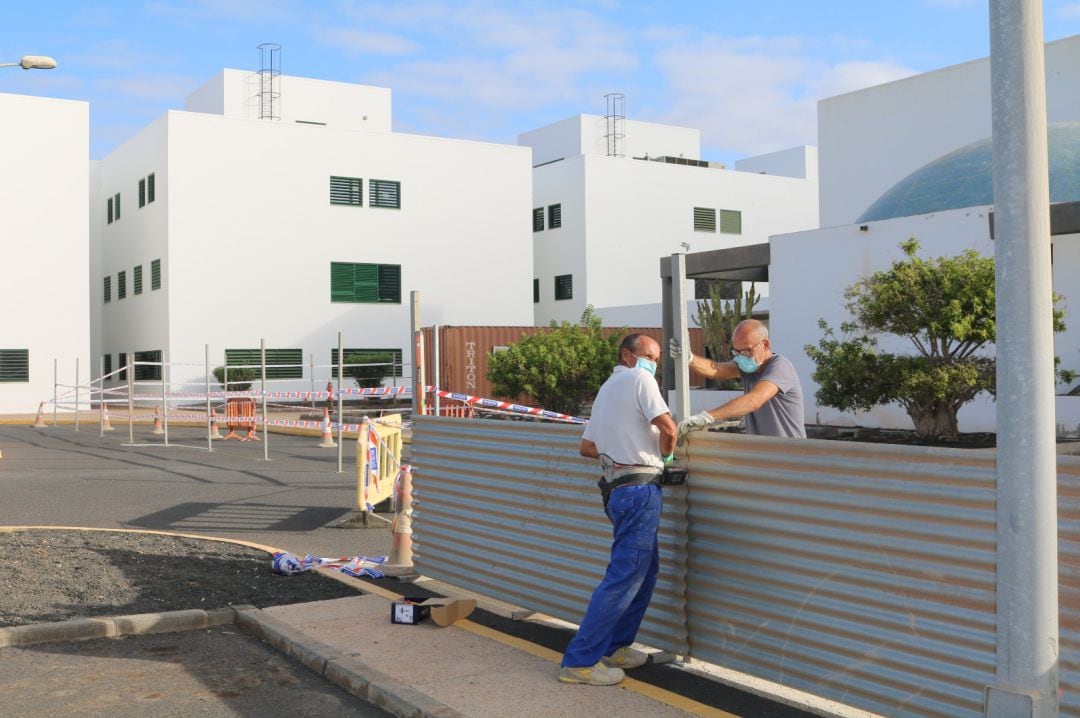 Operarios realizando los trabajos iniciales de las obras del búnker de radioterapia.