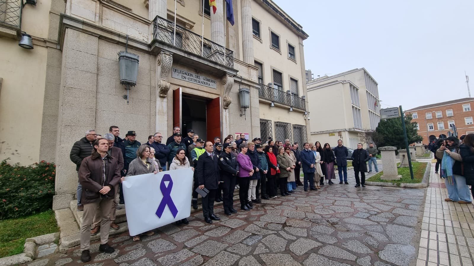 Minuto de silencio en delegación del Gobierno en Badajoz por la mujer de 78 años asesinada en la capital pacense