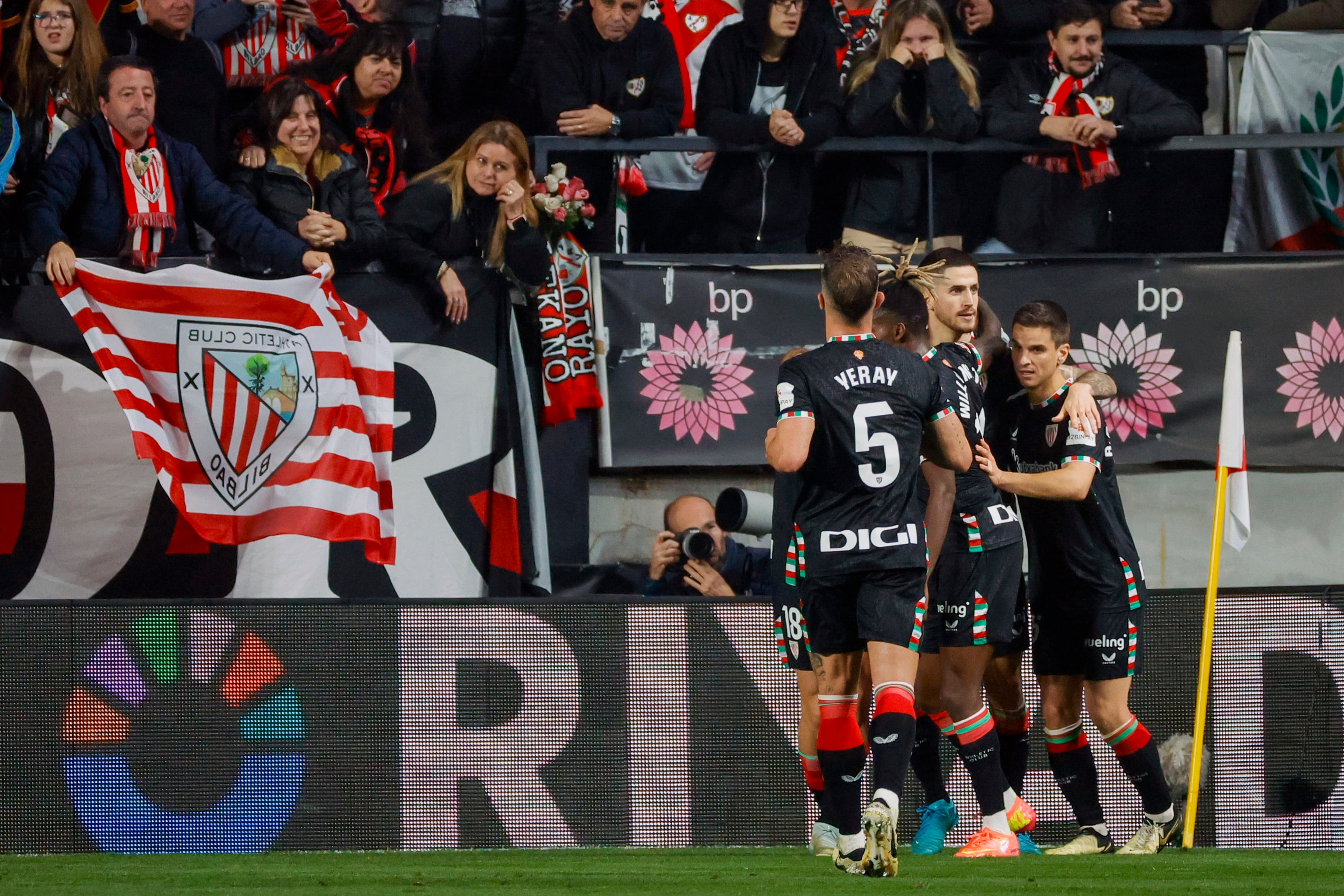 MADRID, 01/12/2024.- Los jugadores del Athletic celebran el gol ante el Rayo, durante el partido de LaLiga que Rayo Vallecano y Athletic Club disputan este domingo en el estadio de Vallecas, en Madrid. EFE/Zipi
