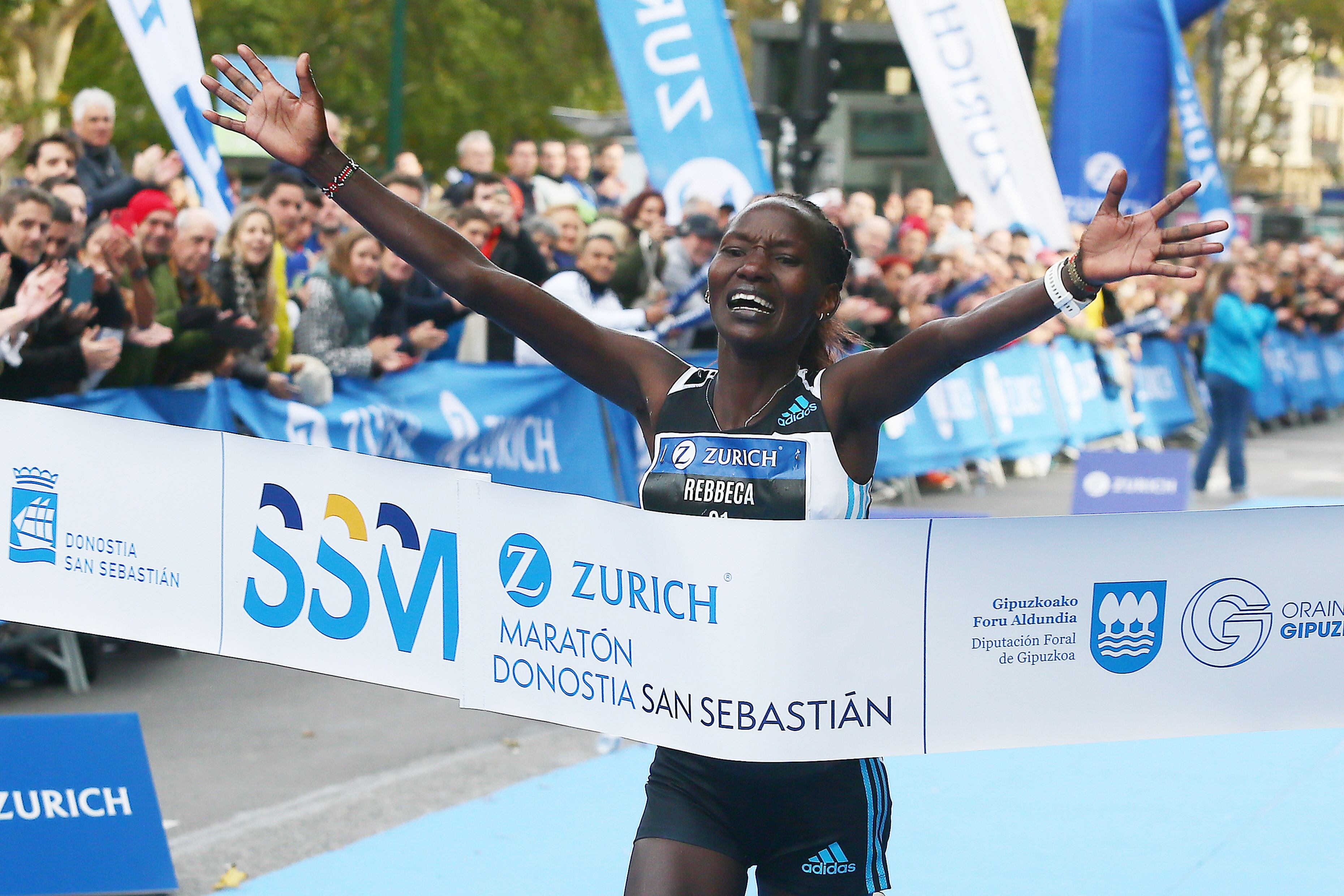 GRAF8325. SAN SEBASTIÁN, 27/11/2022.- La keniana Sirwanei Tanui se impone vencedora de la Maratón de San Sebastián celebrada este domingo en San Sebastian. EFE/Gorka Estrada.
