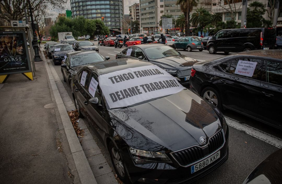 Vehicle d&#039;Uber durant la concentració de VTC a la Diagonal de Barcelona
