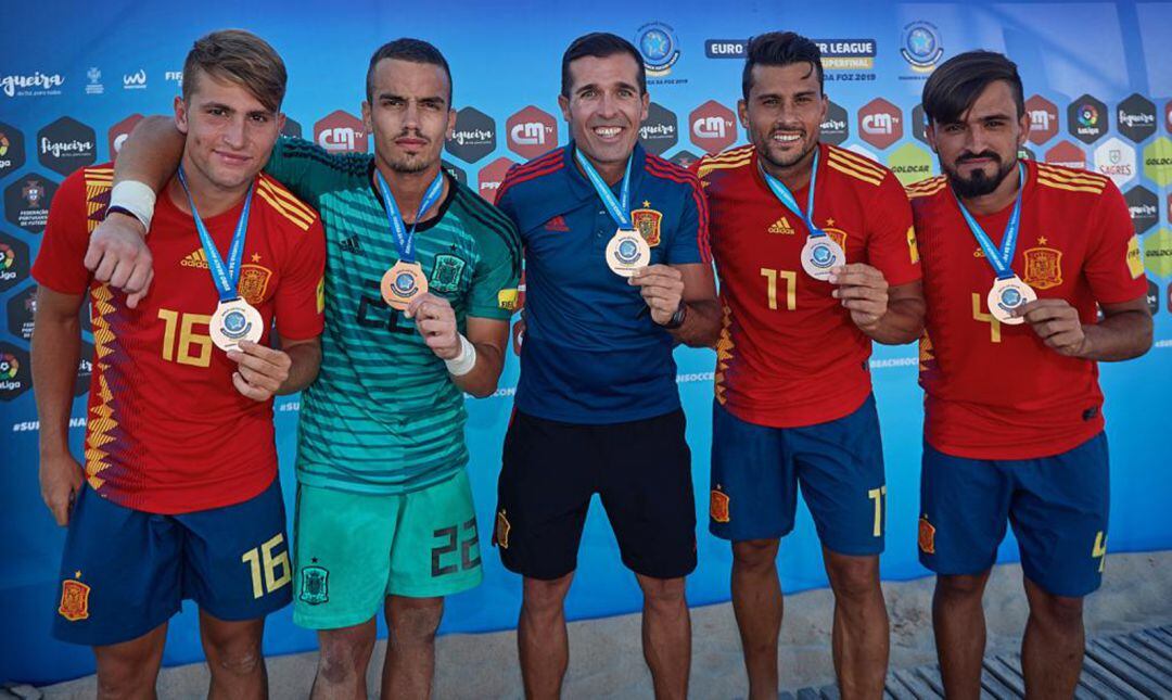Los murcianos posando con la medalla de bronce