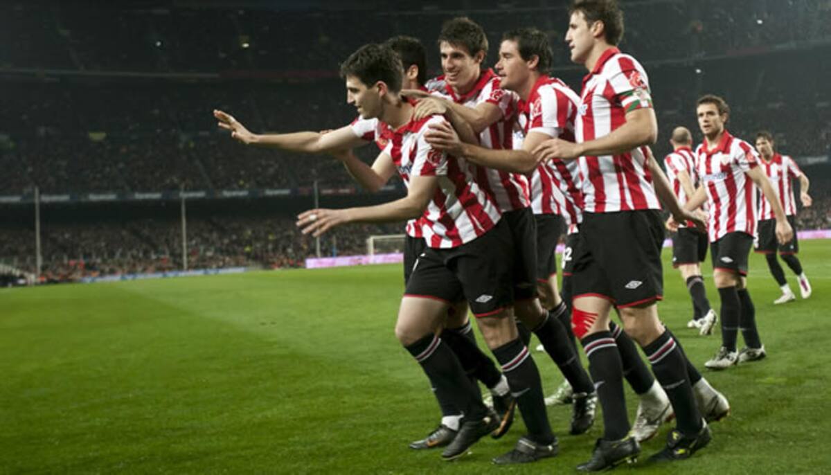 El defensa del Athletic de Bilbao Andoni Iraola (i) celebra su gol anotado de penalti junto a sus compañeros Markel Susaeta, Javi Martínez, Igor Gabilondo y Carlos Gurpegui (izq-dcha) durante el partido correspondiente a la vigésimo cuarta jornada del Cam