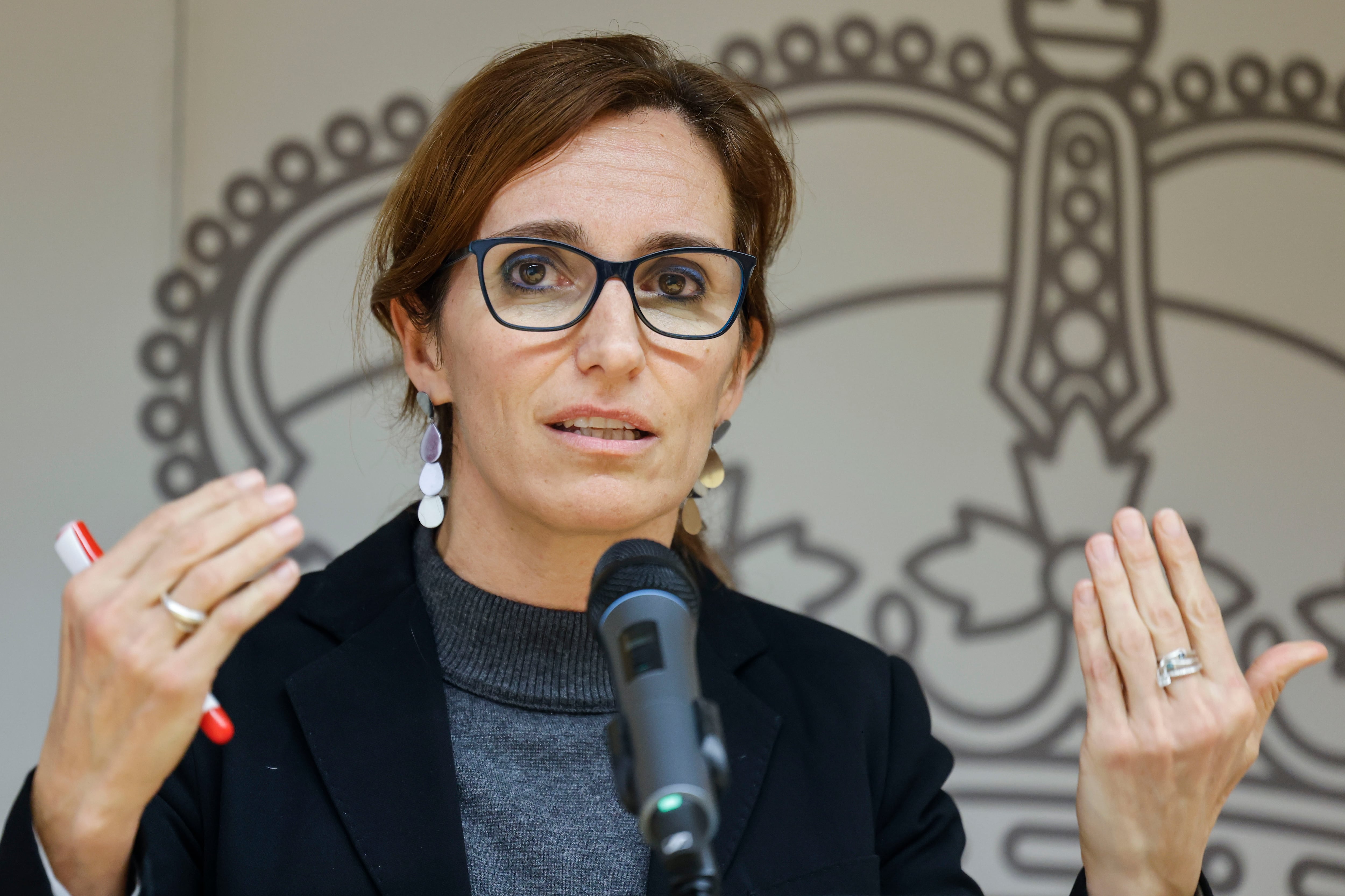 GRAFCVA4107. VALENCIA, 04/12/2024.- La ministra de Sanidad, Mónica García, presenta el proyecto de salud mental para las zonas afectadas por la dana acompañada por la comisionada de Salud Mental, Belén González, y la especialista de salud mental de la OMS Europa Ana Mª Tijerino. EFE/Ana Escobar
