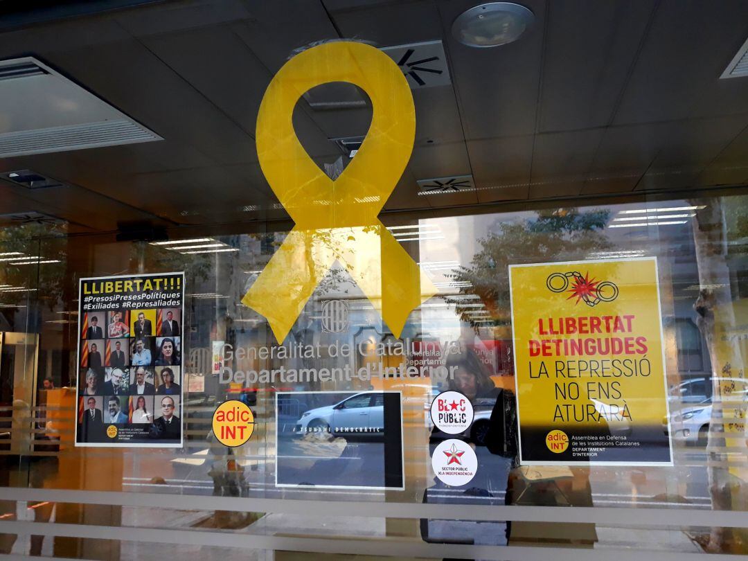 El lazo amarillo y carteles pidiendo "libertad" en el departamento d'Interior