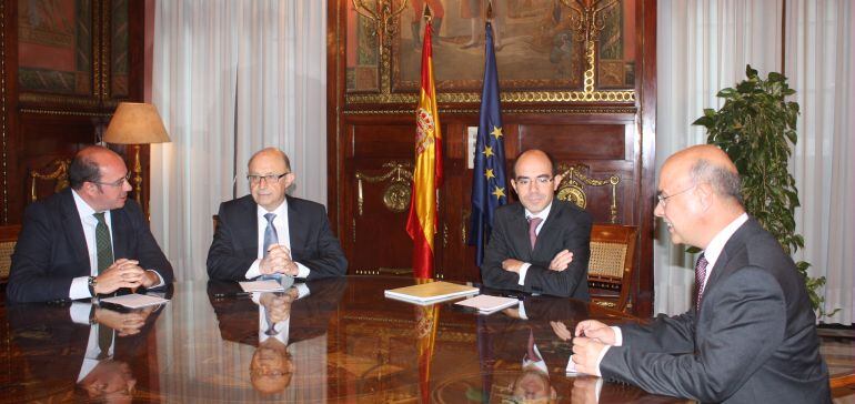 Sánchez y Montoro, durante la reunión mantenida este lunes en el Ministerio de Hacienda.