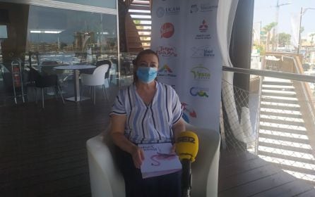 Alicia Vera, técnico de la Oficina de Turismo de San Pedro del Pinatar, durante su participación en &#039;La radio al sol&#039;