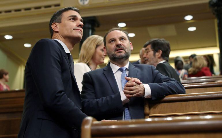 José Luis Ábalos conversa con Pedro Sánchez en el Congreso de los Diputados.