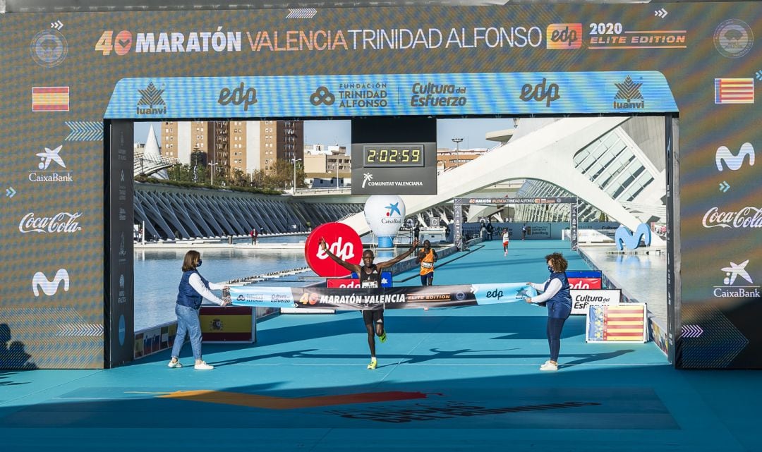 Evans Chebet ha marcado el récord del Maratón de València, con un tiempo oficioso de 2:03:00 horas