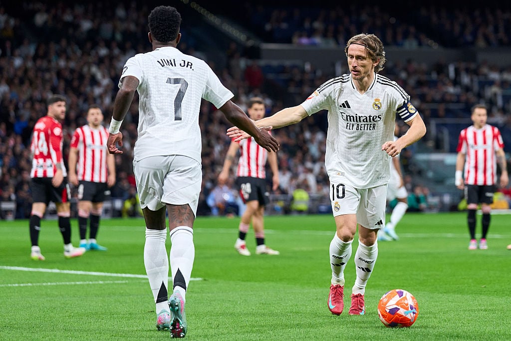Vinicius y Luka Modric chocan sus manos