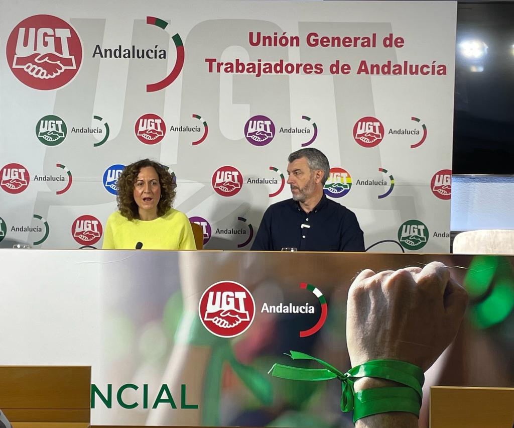 Nuria López, secretaria general de CCOO en Andalucía, y Óskar Martín, secretario general de UGT Andalucía, en la sede de UGT en Sevilla.