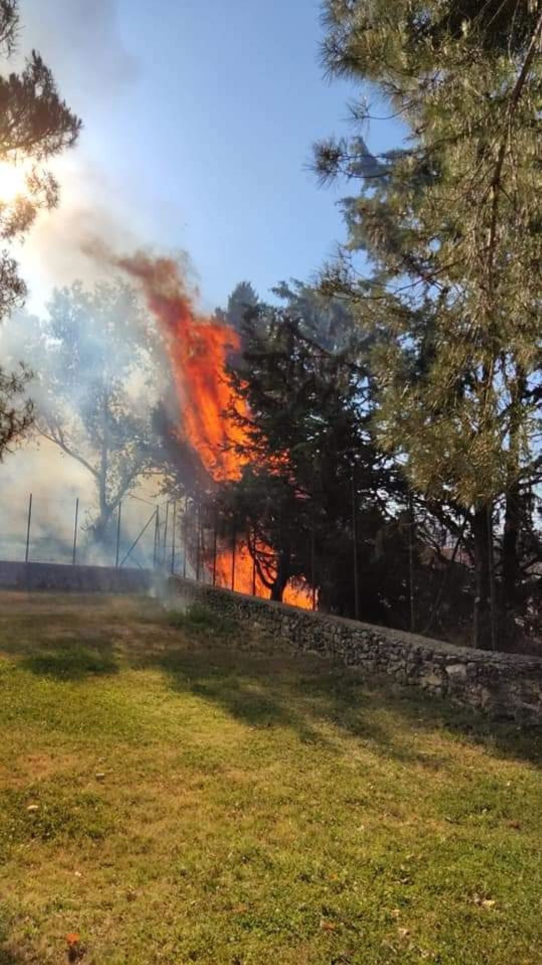 Los bomberos sofocan un incendio en el antiguo colegio St Michael ´s de Parque Robledo