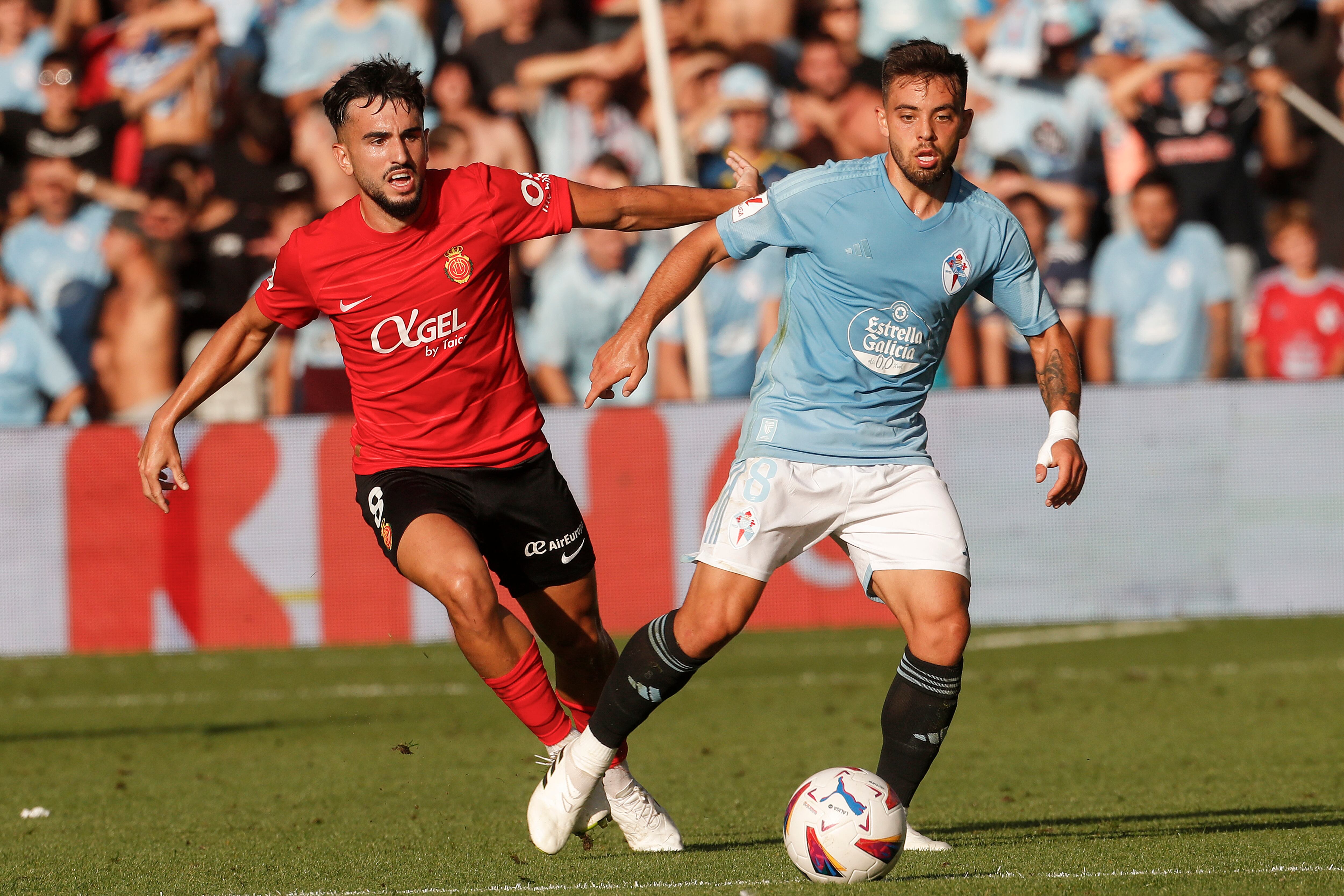 Vigo (Pontevedra), 16/09/2023.- El centrocampista del Celta, Fran Beltrán (d), controla el balón ante el jugador del Mallorca, Manu Morales, durante el encuentro correspondiente a la quinta jornada de primera división que han disputado hoy sábado en el estadio de Balaidos, en Vigo. EFE / Salvador Sas.
