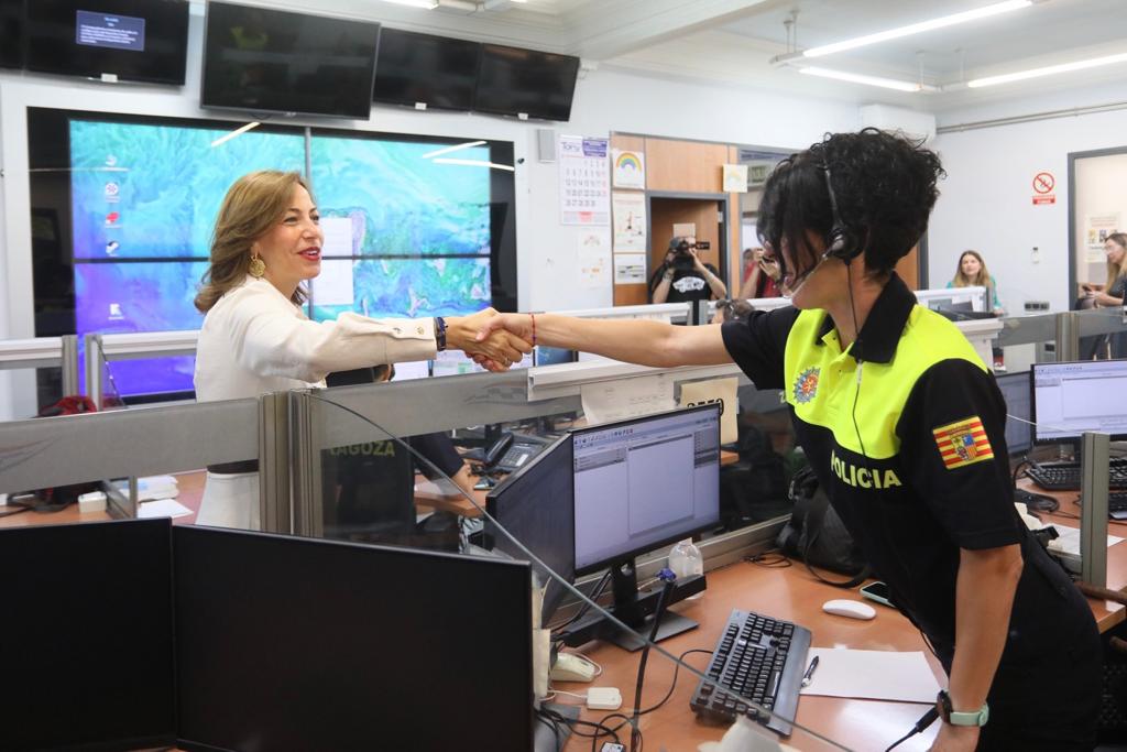 La alcaldesa de Zaragoza, Natalia Chueca, vista las instalaciones de la Policía Local en Domingo Miral.