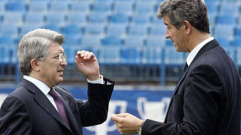 Gil Marín charla con cerezo en el Calderón