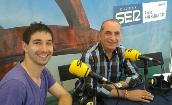 El secretario general de PSE en Gipuzkoa, en el set de 'Hoy por Hoy Verano', junto al líder de Juventudes Socialistas guipuzcoanas Isaac Palencia.