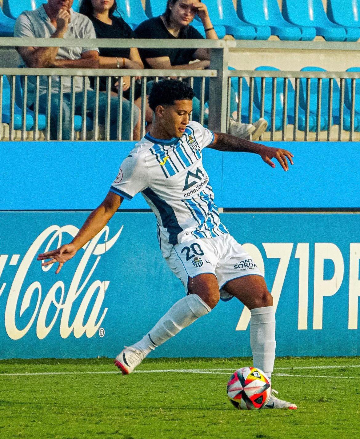 Óscar Sánchez dando un pase Fuente: atleticobaleares.com