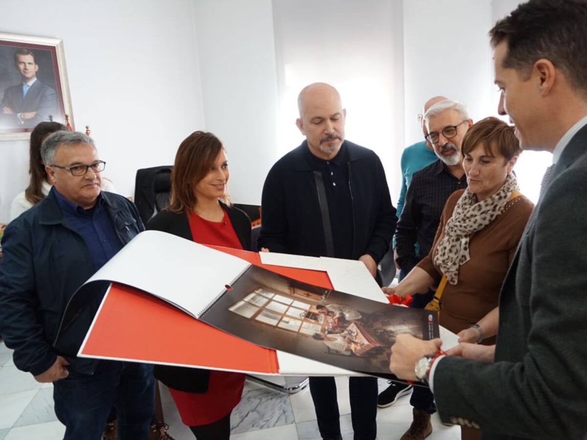 Elda manda a personalidades de toda España el calendario de ASPRODIS