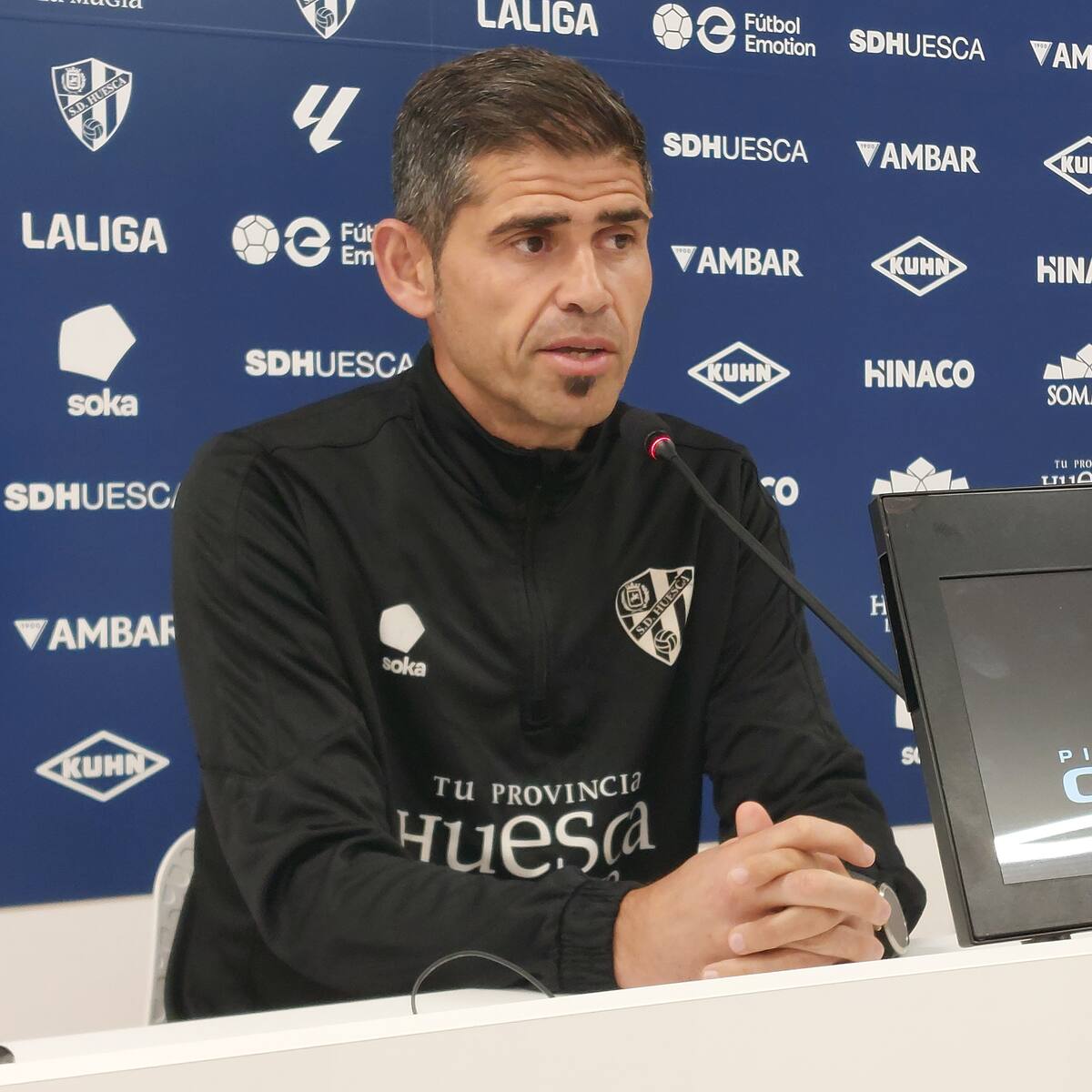 Las muestras de cariño de la afición todavía no son suficientes para que Hidalgo decida renovar por la SD Huesca