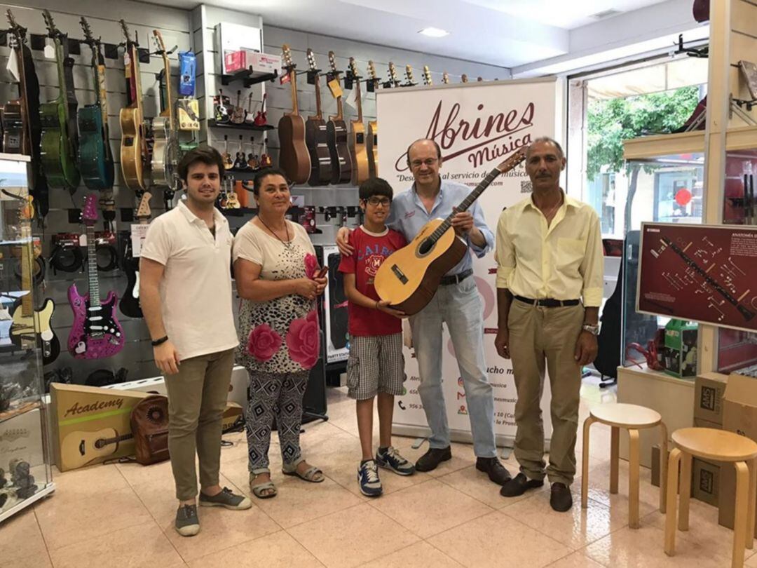 El jovencísimo Pedro, con su nueva guitarra firmada por Paco Cepero en Abrines Música