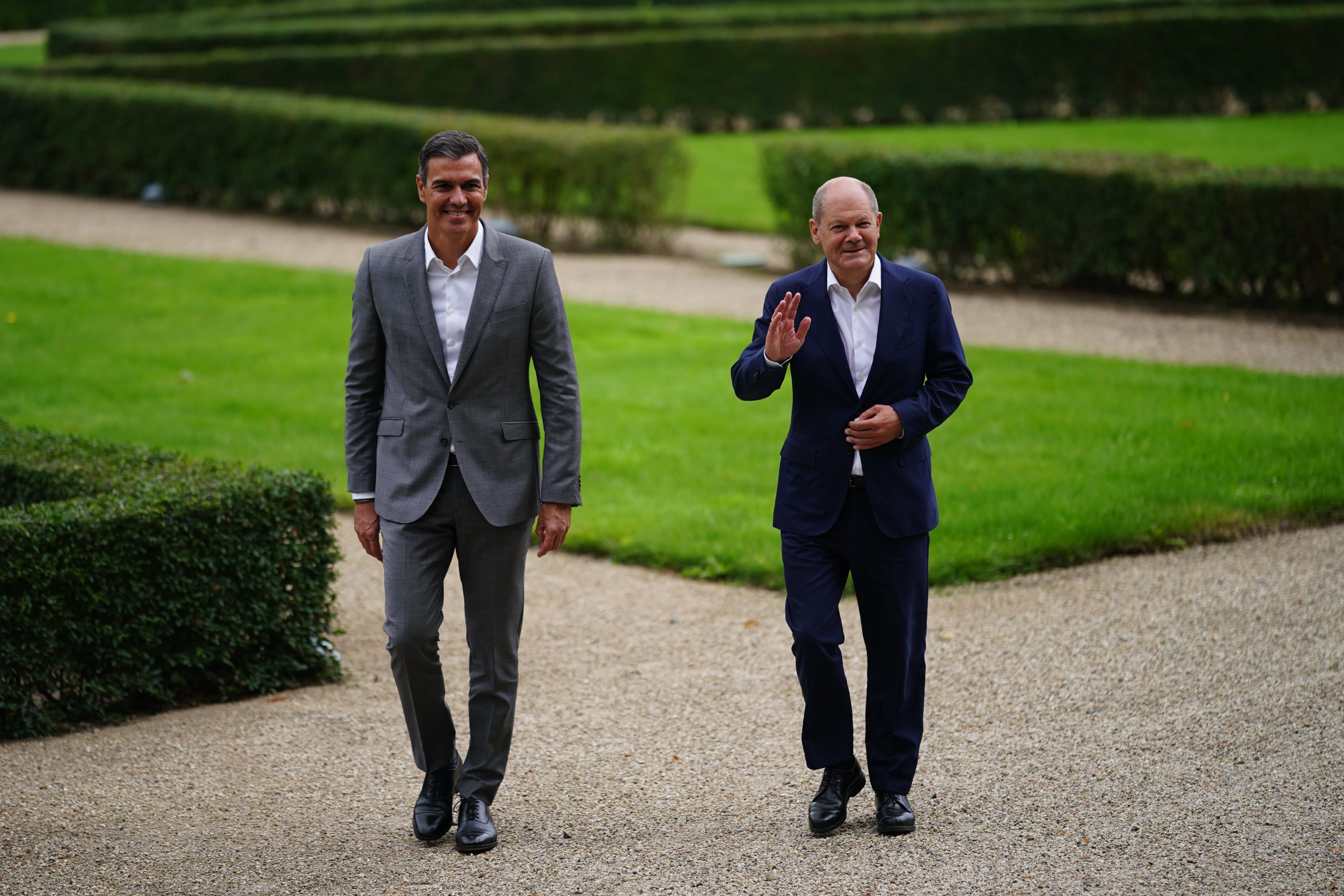 Meseberg (Germany), 30/08/2022.- German Chancellor Olaf Scholz (R) waves to journalists next to Spanish Prime Minister Pedro Sanchez during a walk in the garden on the occasion of a closed meeting of the federal cabinet in Meseberg, Germany, 30 August 2022. The German government meets for a two day retreat at the guest house of the German government in Meseberg near Berlin. (Alemania) EFE/EPA/CLEMENS BILAN
