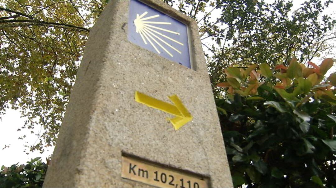 Uno de los mojones con los que la Xunta señaliza el Camino Portugués de la Costa a su paso por Vigo  