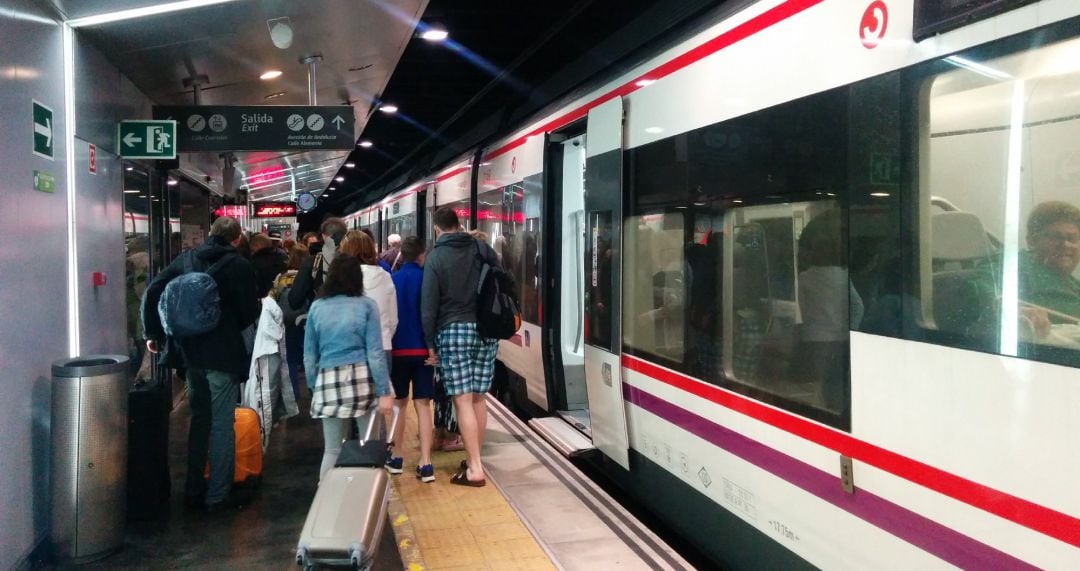 Pasajeros durante el tren de cercanías