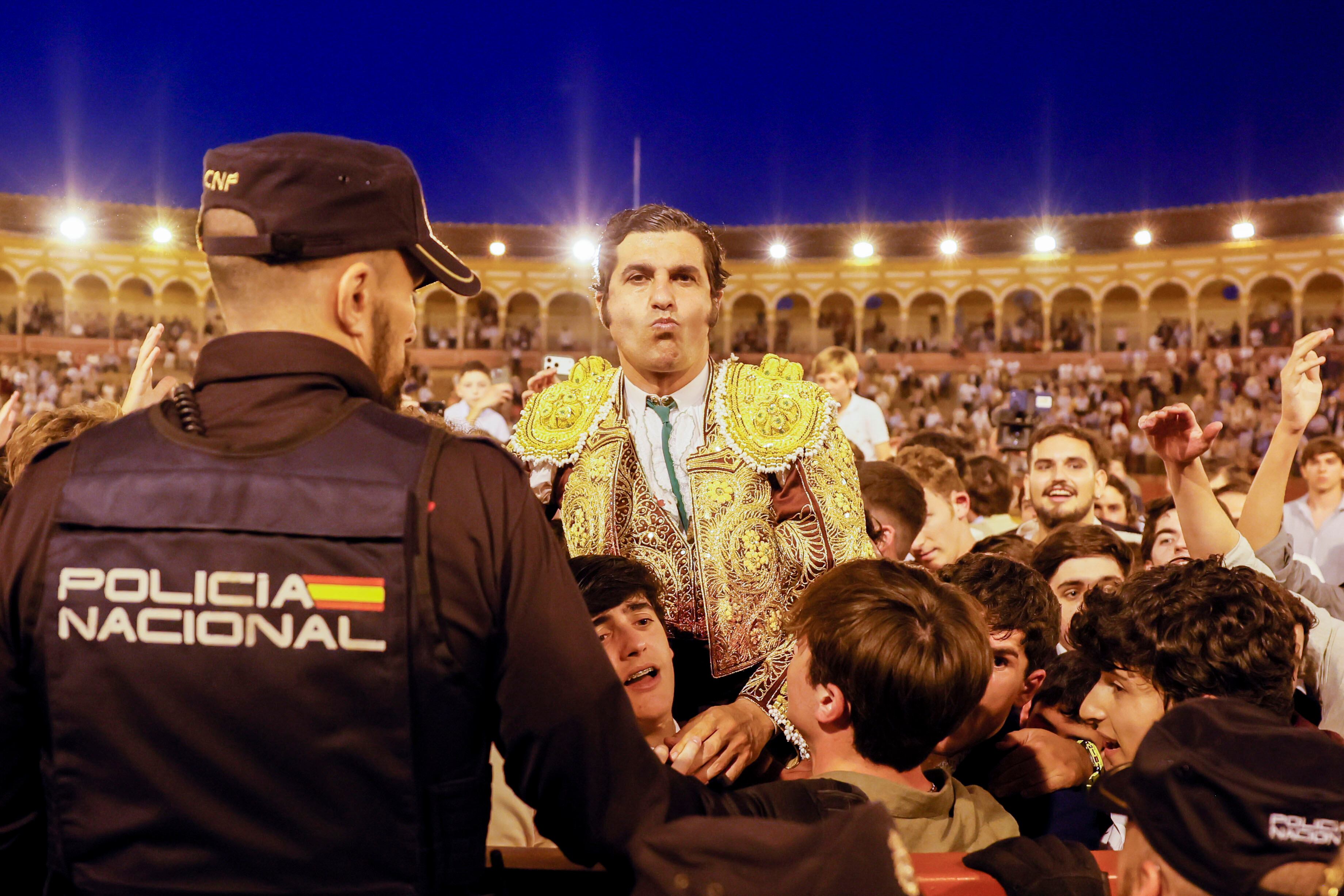 SEVILLA, 16/04/2026.- El diestro Morante de la Puebla sale a hombros durante el festejo de la Feria de Abril celebrado este jueves en La Maestranza. EFE/José Manuel Vidal