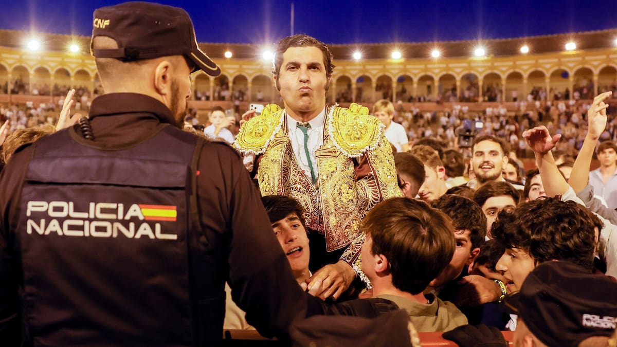 La policía tuvo que intervenir para evitar la salida de Morante por la Puerta del Príncipe