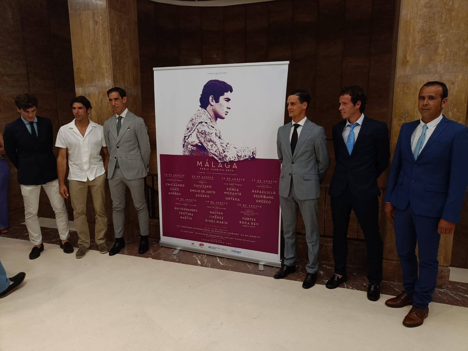 Algunos de los toreros participantes en la Feria de Málaga se fotografiaron junto a los carteles del ciclo organizado por Lances de Futuro