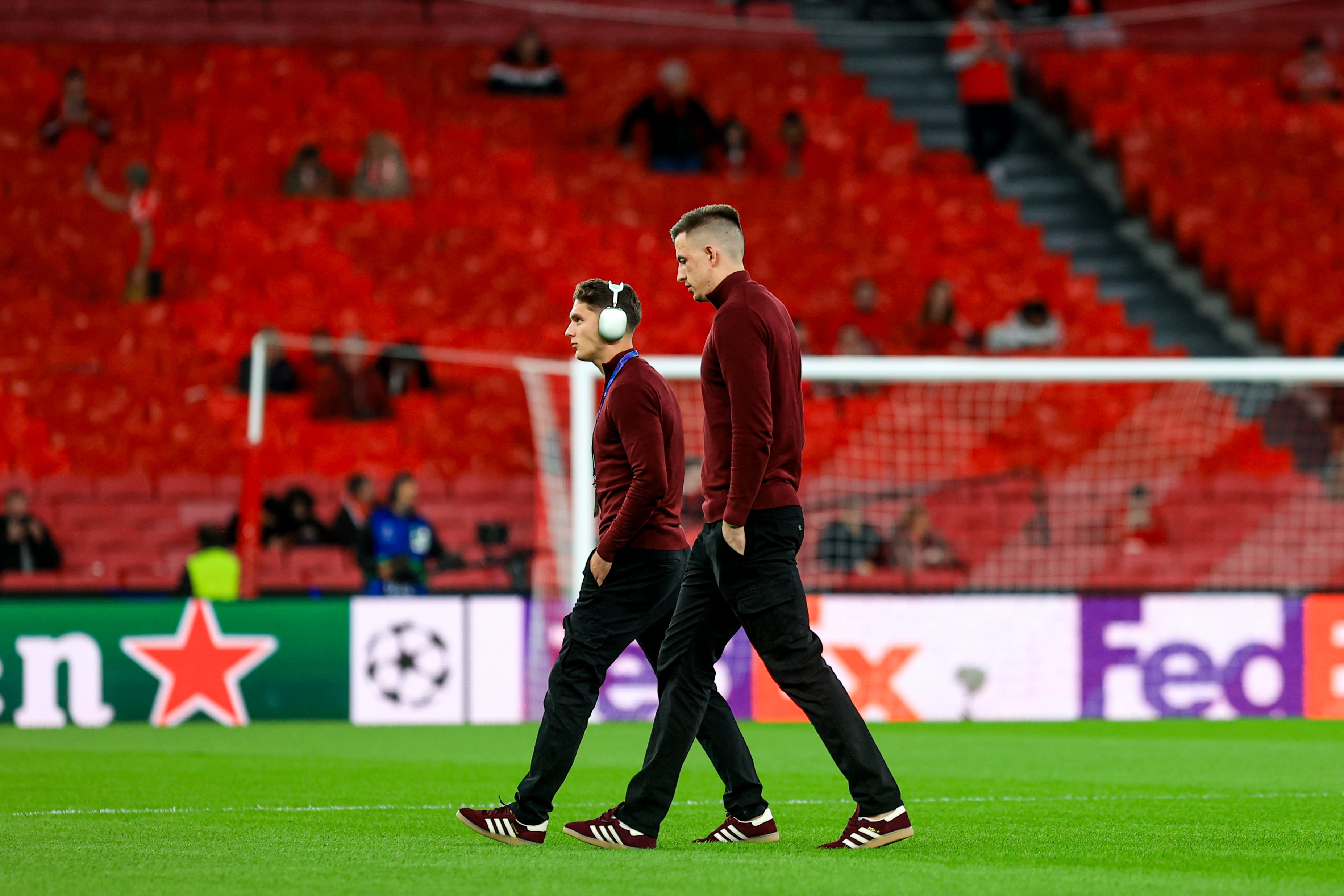 Sudakov y Trubin, durante un partido de Champions con Benfica. (Valter Gouveia/NurPhoto via Getty Images)