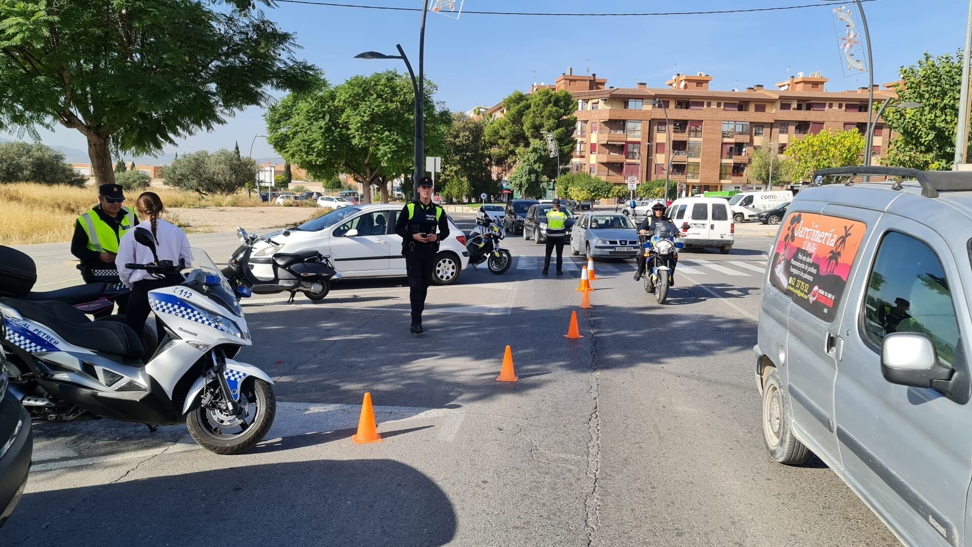 La Policía Local de Petrer realizando un control de tráfico