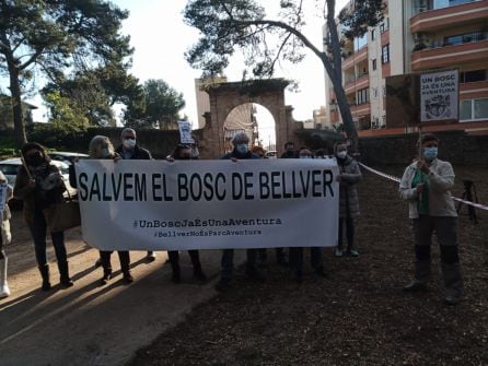 Protesta de una quincena de vecinos.