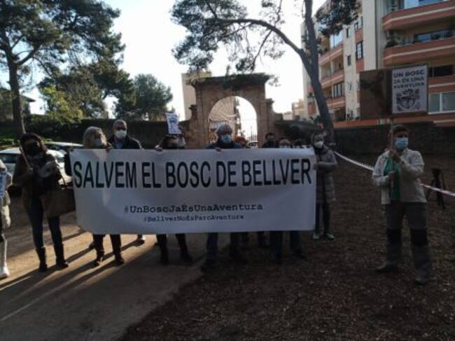 Protesta de una quincena de vecinos.